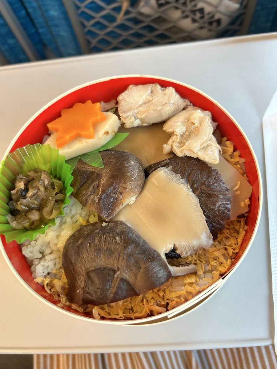 アベ鳥取堂のしいたけ弁当。東京駅で久しぶりに買えた。おいしいねー。切り身は鮑と言っても信じちゃうね。