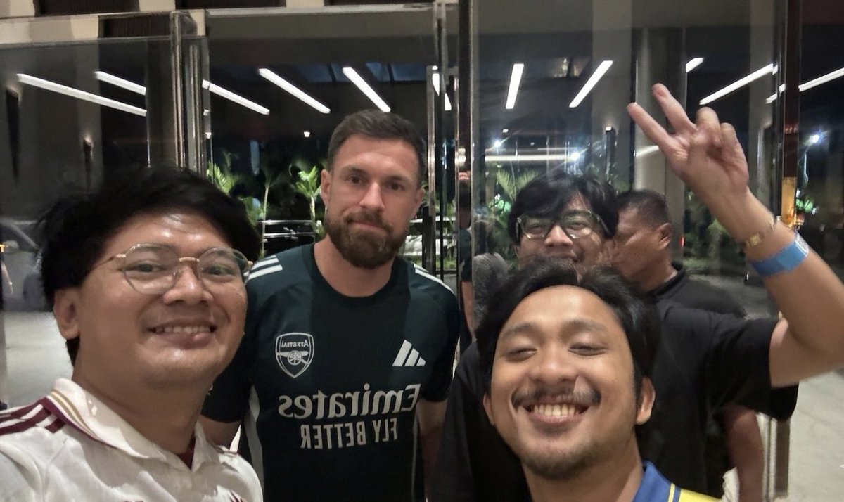 mahrezasptr's tweet photo. terbayarr sudah Tour Asia Arsenal 2013 Arsenal kala itu 😭❤️ #COYG

Gemeteerr banget cok aslii guaa jujurr😭 https://t.co/LtbPWbgNHk
