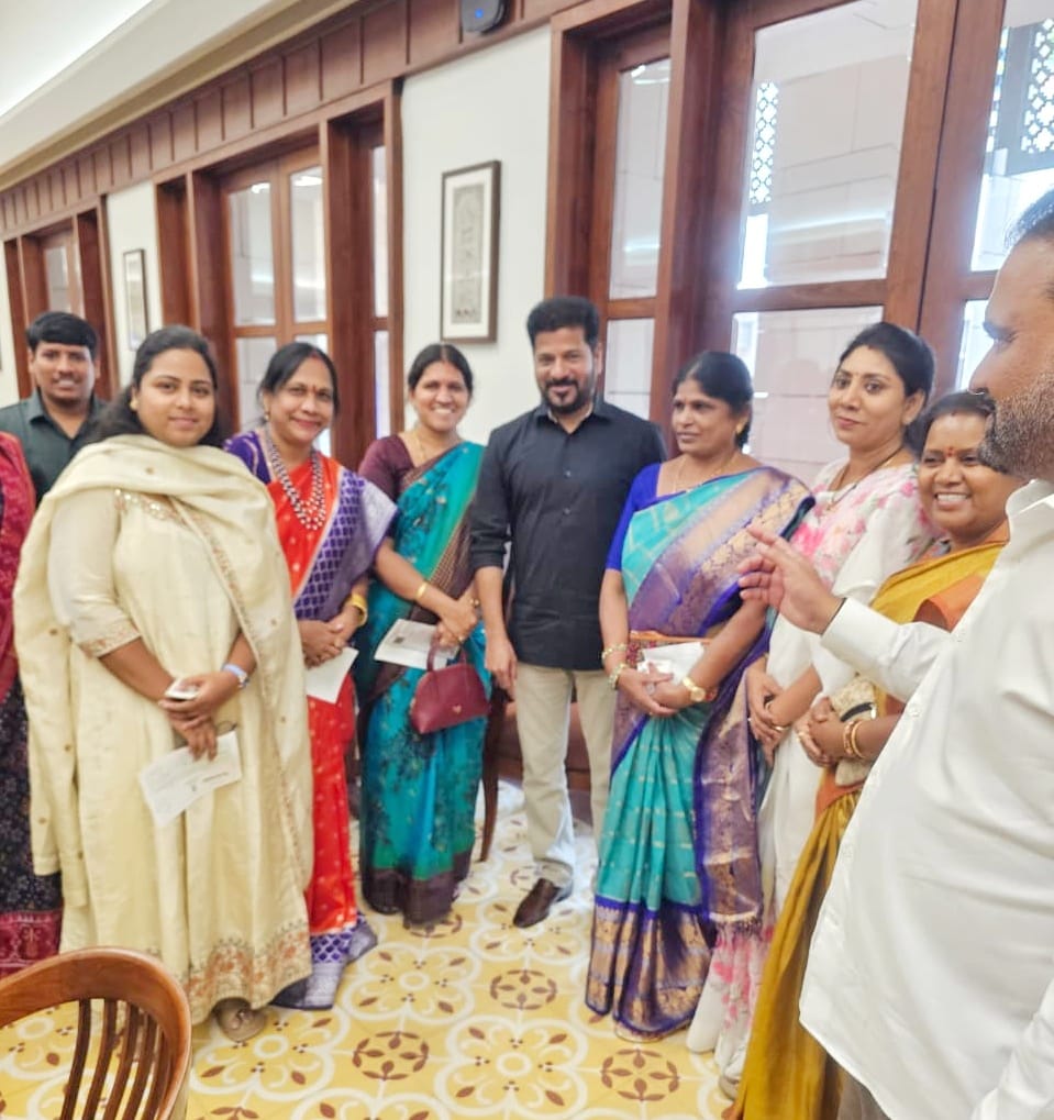 KothapaMeena's tweet photo. Met Telangana CM Revanth Reddy garu at the Parliament House along with Malkajgiri MP Eatala Rajendar garu and our Colleage Ex Corporators in New Delhi

Kothapally Meena Upendar Reddy
136 Division Ex Corporator Neredmet.

#Delhi #parliament #kothapallymeenaupendarreddy #Neredmet https://t.co/8RzUHbGu0N