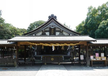 ANA_Group_News's tweet image. 福岡空港にて「献上品の手渡し式」開催🚢✈️

#宗像大社 が主催する、玄界灘の若布を皇室へ献上する伝統行事に今年も #ANA が協力いたします

📅4/23(木) 13:30〜
📍福岡空港 搭乗口付近

巫女様より早春の初若布をお預かりし、ANA256便にて上京いたします

詳細は
ana.ms/4cJJQ9s

#伝統行事