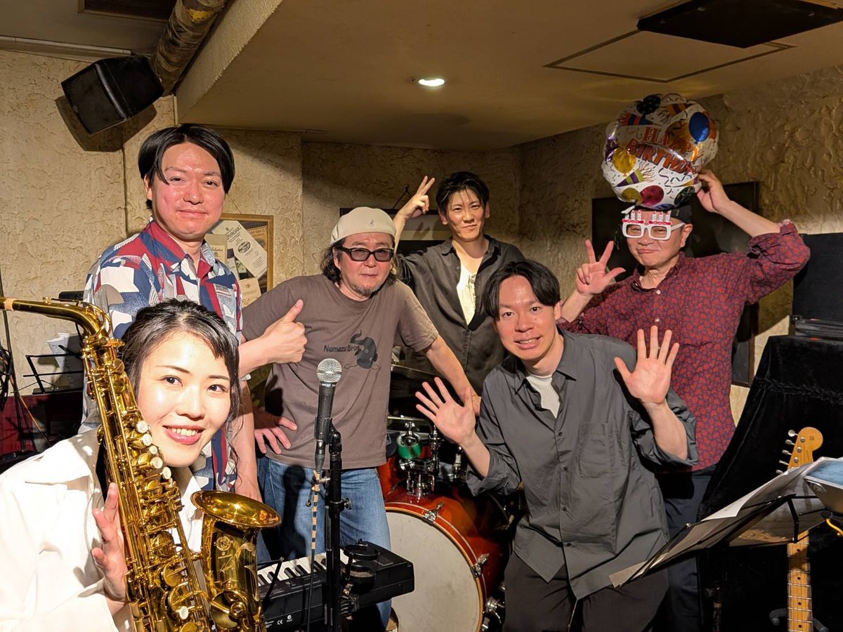 so_kaxe's tweet photo. ありがとうございました！！！
そしてギターの小松原さん、お誕生日おめでとうございます！

「アモルファス」を歌わせていただきましたが、
ガチプロの皆さんの力で最高に気持ちよかった😭

そして次回も呼んでいただけて、曲数も増やしてもらえそうなので本当にハッピー！！！！ https://t.co/4CZKCR7ho6