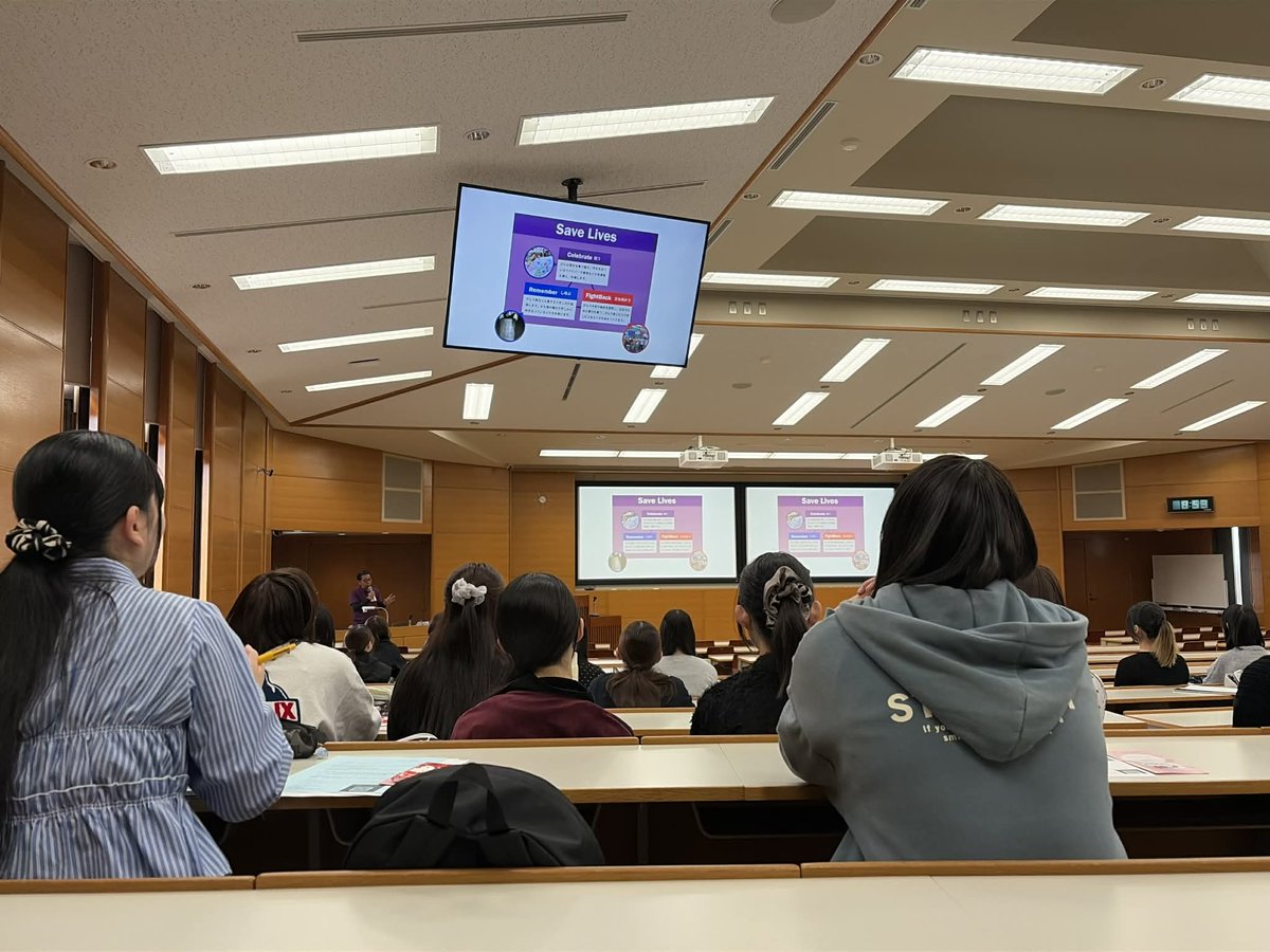 LCNECPATIENT's tweet photo. 大学中退なのに、大学の教壇に立った（ほんの一瞬）。リレー・フォー・ライフ・ジャパンしまねのPRのため。若い子の反応、読みにくい。
写真は、担当の先生が撮ったのをもらった。 https://t.co/ytJ1vLwpQ5