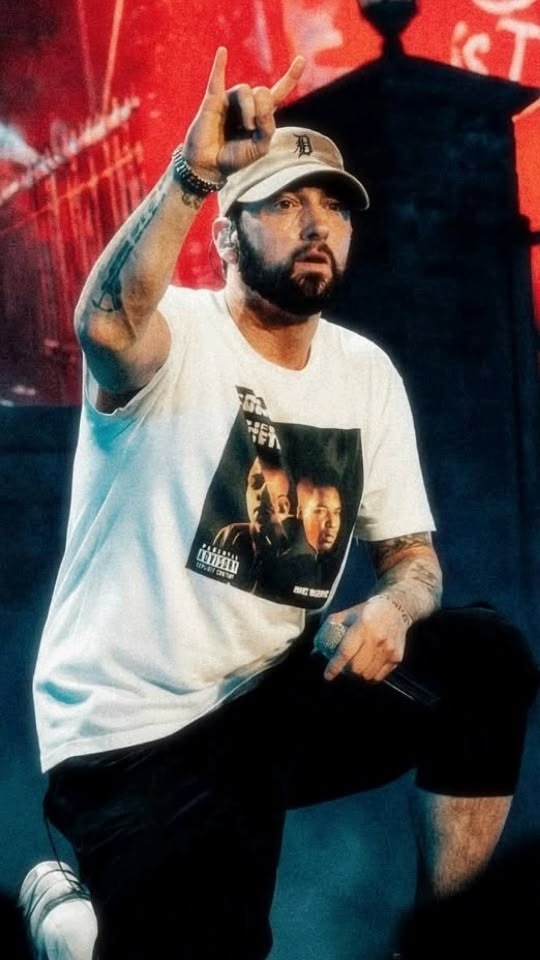 SaraCornell5's tweet image. There's 2 things we're celebrating If you're a BSB fan and an eminem fan like me they're celebrating their 33rd anniversary as a group and he's been sober 18 years today.
#KTBSPA 
#Stans 
#SoProud