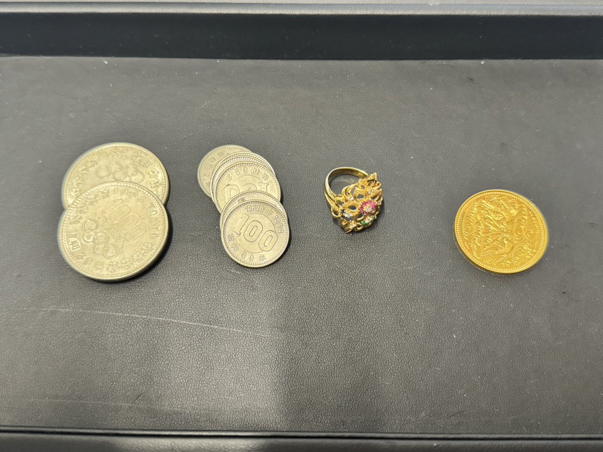 貴金属をお買取りしました！
古銭や貴金属のまとめ買取をお受けしました。今回お持ちいただいたのは、東京オリンピック記念100円硬貨と、カラーストーン付きゴールドリングの2種類です。
東京オリンピック記念100円硬貨は、1964年の東京五輪開催を記念して発行された銀貨です。
