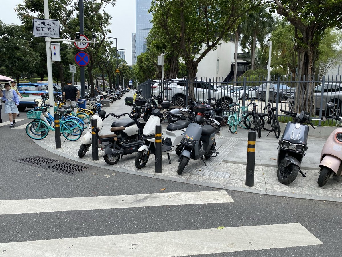 mathieuauvray's tweet photo. Ça devient n’importe quoi Grenoble avec les vélos ! https://t.co/mkcDJUWeFg