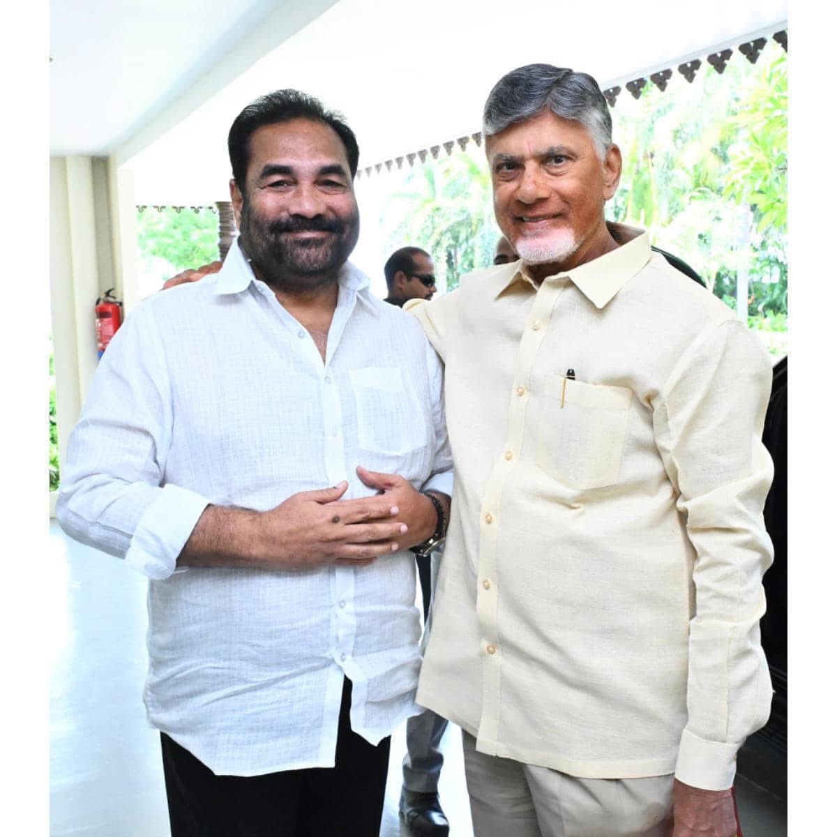 kotamreddy_NLR's tweet photo. శ్రీ @ncbn గారికి జన్మదిన శుభాకాంక్షలు.

ప్రజా జీవితంలో మీ అనుభవం, నిర్ణయాల్లో మీ స్పష్టత,పరిపాలనలో మీ క్రమశిక్షణ,రాష్ట్ర భవిష్యత్తు కోసం మీరు చేసే శ్రమ మా అందరికీ మార్గదర్శకం

శ్రీ వెంకటేశ్వరుని ఆశీస్సులతో మీకు ఆయురారోగ్యాలు,శాంతి,శక్తి కలగాలని కోరుకుంటున్నాను

#HBDOneAndOnlyCBN https://t.co/jQIrcT7ro0