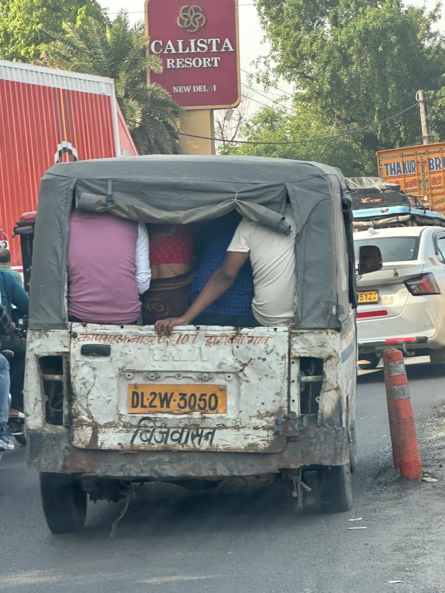 ashtabhuja1's tweet photo. @dtptraffic How r unfit allowed to operate on NCR roads @TrafficGGM https://t.co/BuHd7pKE4X