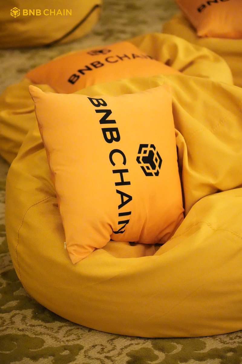 大家不是说熊市亏完了,没人来跑会吗? 昨晚币安的活动打响了香港区块链活动周的第一天,现场热闹非凡 下面来浅谈一下第一天活动的感受 ️追星一族 ...
