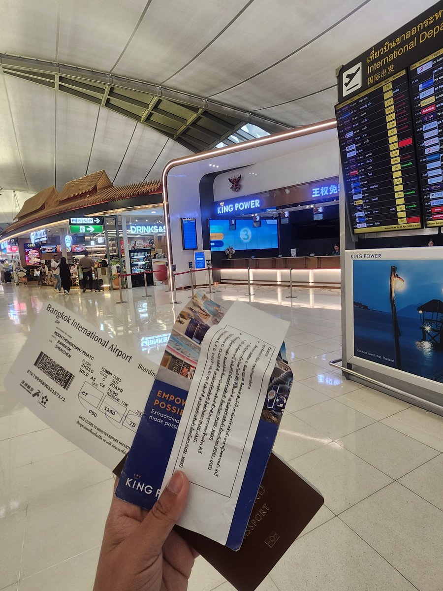 Bye Thailand แล้วเจอกันใหม่ แวะมารับของ King power ขอบคุณตั๋วใบนี้ทำให้ได้ถ่ายรูปกับ #jimmyyjp #sea_tawinan ก่อนกลับแคนาดาวันนี้ จุ๊ปปปปป