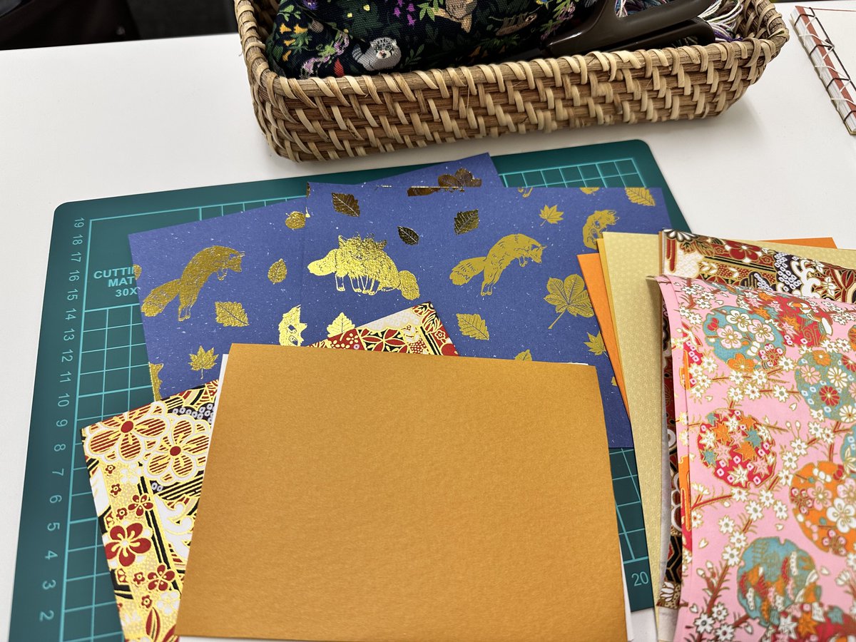 開場しました！
最終日は17時までとなっていますのでお気をつけ下さい！

今日はめっちゃ製本します！！