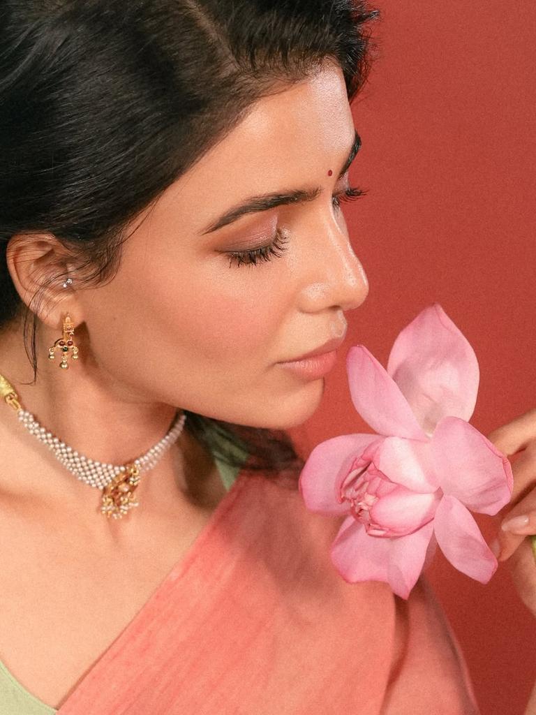 SnehaSam62097's tweet photo. Just 38 🛐💥💥
@Samanthaprabhu2
#MaaintiBangaaramonMay15
#MaaIntiBangaaram #SamanthaRuthPrabhu #Thassadiya https://t.co/oZzdlIvoAd