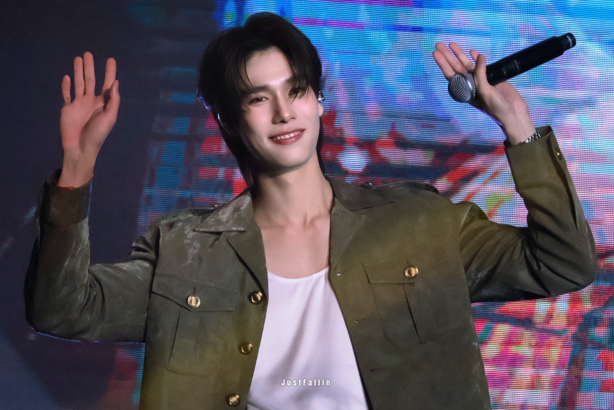 JustFallin tweet media