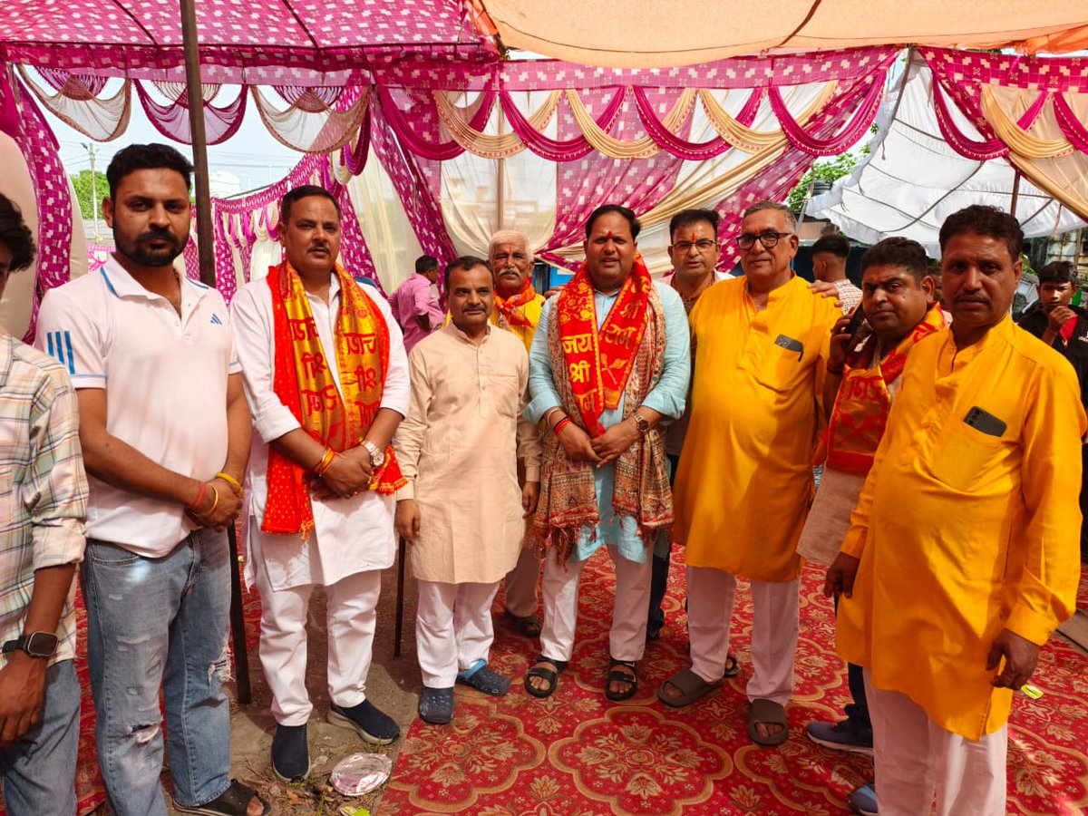 DHIRENDRAM5284's tweet image. आज अक्षय तृतीया के शुभ अवसर पर रुद्रपुर के पंच श्री हनुमान बालाजी मंदिर में आयोजित सामूहिक विवाह समारोह में सहभागिता की एवं सभी नव-विवाहित जोड़ों को आशीर्वाद एवं उज्जवल भविष्य की शुभकामनाएं दीं। 🤝💐
​जय श्री राम! 🚩

​#RudrapurNews #Blessings #HanumanJi