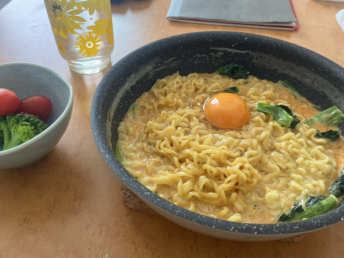 お昼は食べてみたかった辛ラーメンのトゥーンバ