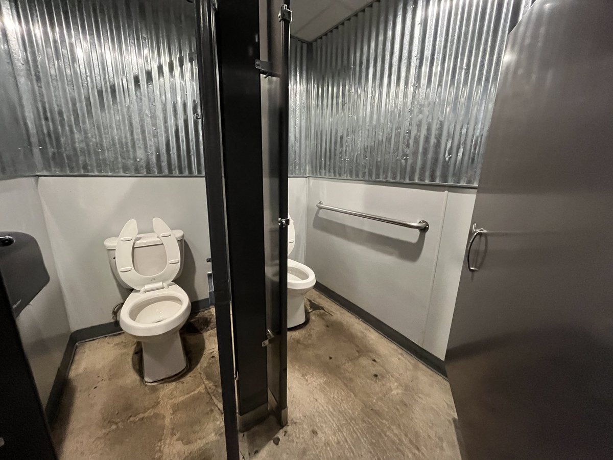 worldoftoilets's tweet photo. Greenfield’s.  Lakewood, CO.  6/10 standard bar bathroom https://t.co/BP3KXrDL8g