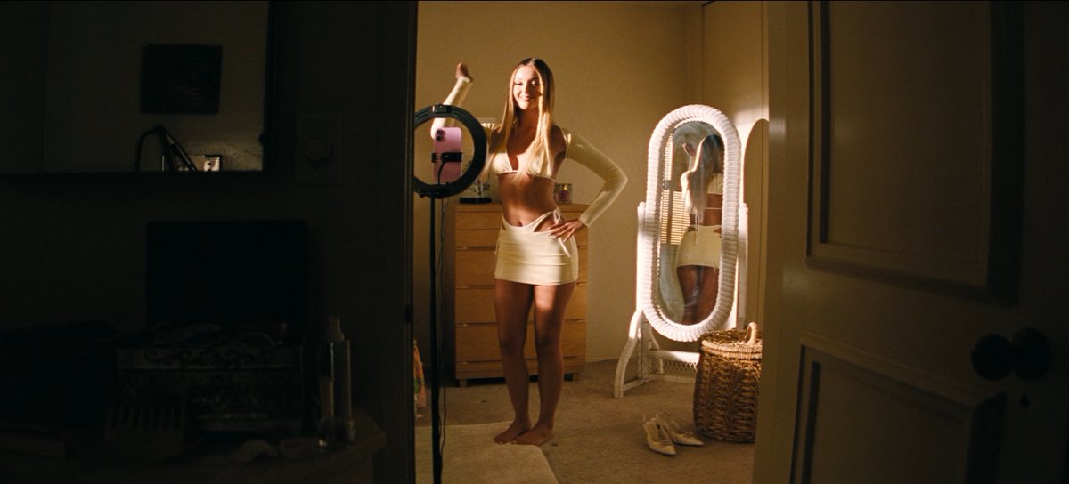 wait, iphone 16 in the pandemic era???? #euphoria