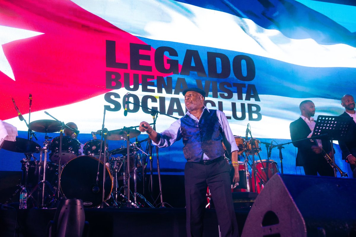 TlalpanAl's tweet photo. ¡Cuba vive en Tlalpan! 🇨🇺
Nuestra alcaldesa, @Gabyosoriohdz , recibió a Ibrahim Ferrer Jr., heredero del legado de Buena Vista Social Club, en la explanada de nuestra Alcaldía.

Gracias a las y los vecinos que nos acompañaron para vivir una jornada llena de música, baile e identidad que ni la lluvia pudo detener. Seguimos haciendo de la cultura un punto de encuentro para nuestra comunidad. ❤️

#NuestraCasaSeTransforma #Tlalpan #24Siete #Cuba