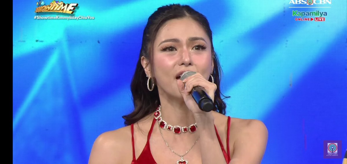 CarlosMiguel652's tweet image. Siempre cryola na naman ako, habang nagbibigay ng Birthday wish niya si Kimmy. Her ultimate wish is Happiness. At alam ko binigay na ni Lord yun.

P.S. Kaloka yung necklace ni Kimmy! Ang gara!

#ShowtimeKimmyBdayChiuYou
#KimChiu #KimPau #PauloAvelino
@prinsesachinita