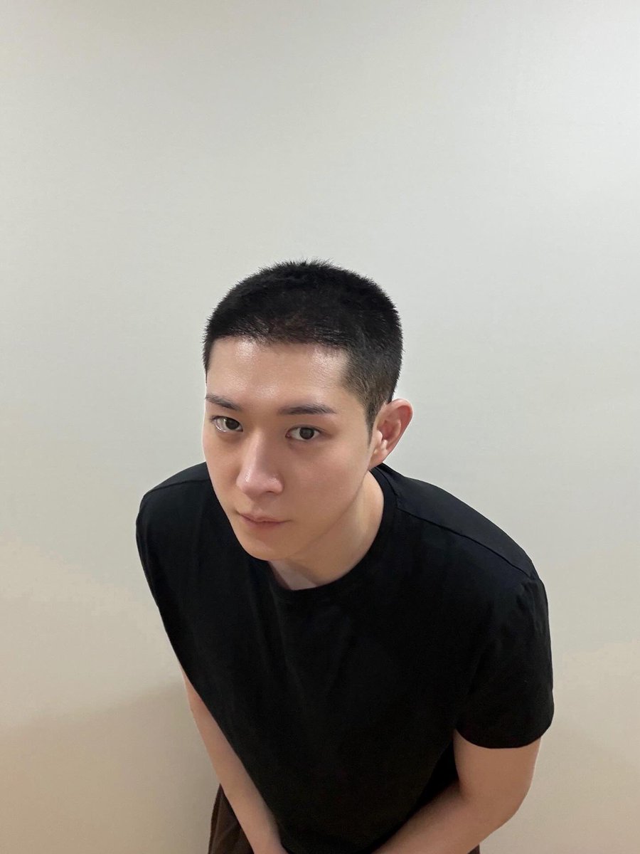 phm082's tweet photo. まじでイケメンすぎるヨンデ https://t.co/PoTDBpoD26