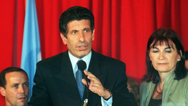 político humilde, austero y honesto que no supimos valorar. Único que todavía no tramitó jubilación de privilegio y que iba a todos lados en bondi. Sigue siendo habitué de Varela varelita.