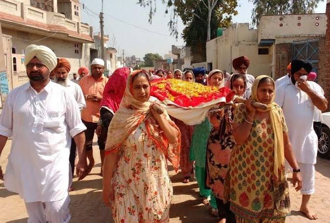 InsanNeeru2's tweet image. When children are born to the same parents get equal upbringing then daughters should also get equal rights and responsibilities as sons Saint Gurmeet Ram Rahim Ji always talked about eliminating such discrimination 
Dera Sacha Sauda promoted #GenderEquality through such efforts
