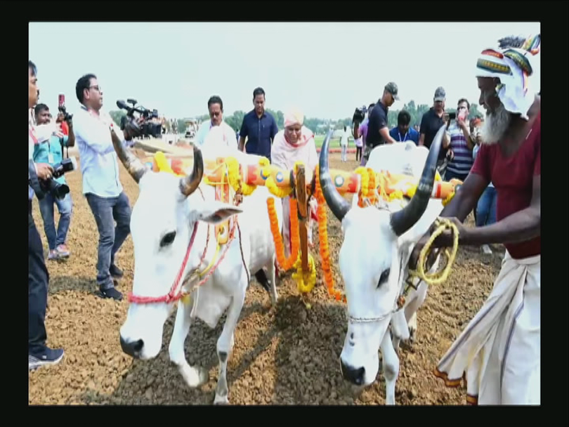 otvkhabar's tweet image. #ଅଖିମୁଠି_ଅନୁକୂଳ_କଲେ_ମୁଖ୍ୟମନ୍ତ୍ରୀ
-ପବିତ୍ର ଅକ୍ଷୟ ତୃତୀୟାରେ ଅଖିମୁଠି ଅନୁକୂଳ କଲେ ମୁଖ୍ୟମନ୍ତ୍ରୀ
-କଟକ CRRIରେ ଅଖିମୁଠି ଅନୁକୂଳ କଲେ ମୁଖ୍ୟମନ୍ତ୍ରୀ ମୋହନ ମାଝୀ 
-ପୂଜାର୍ଚ୍ଚନା, ହୋମଯଜ୍ଞ ପରେ ଅଖିମୁଠି ଅନୁକୂଳ କଲେ
#Cuttack #CRRI #AkhiMuthiAnukula #AkshayaTritiya #CM #MohanMajhi #Odisha #OTV