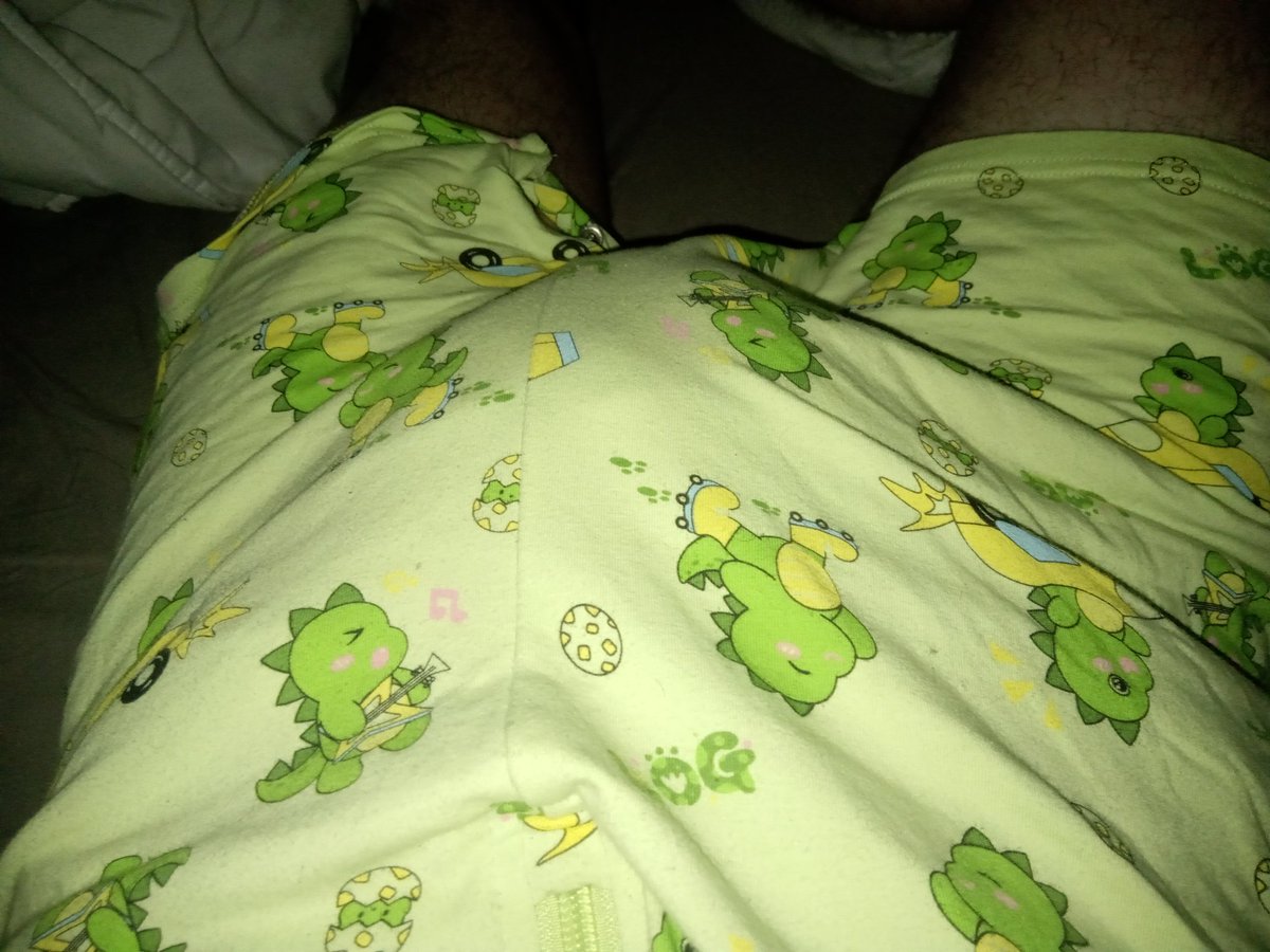 Cherryabdl_'s tweet photo. Wet diaper morning #diaper #abdldiapers #abdl #diaperboy
#messy https://t.co/jiWgGskHTA