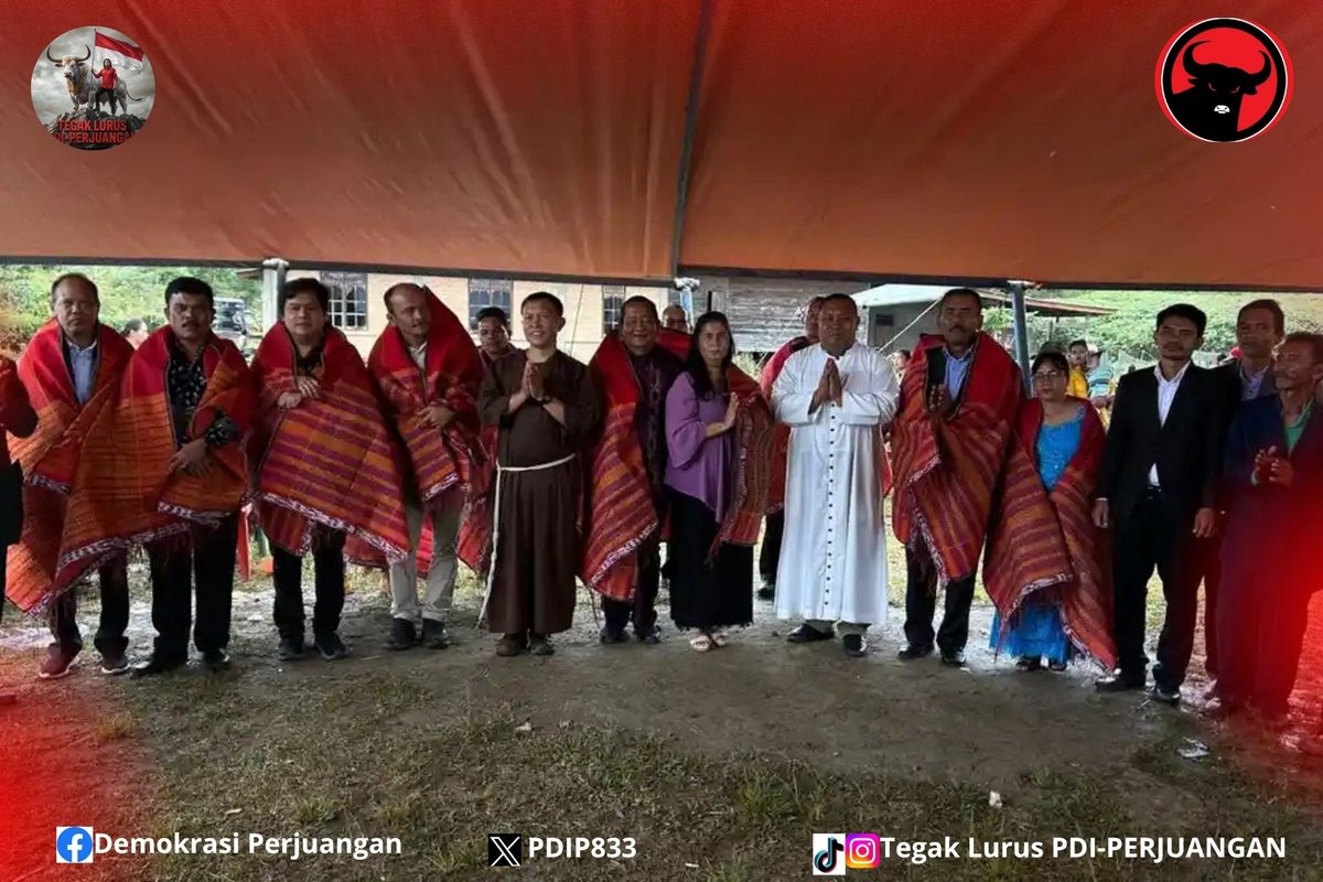 PDIP833's tweet photo. Rapidin Simbolon Ketua DPD PDI-Perjuangan Sumut Membantu Pengadaan Lonceng Gereja 25 Juta, Sebagai bentuk dukungannya dlm penyelesaian pembangunan Gereja.https://t.co/9nmy3BXxaJ
#PDIPerjuangan
#rapidinsimbolon
#SatyamEvaJayate
#SolidBerderap https://t.co/gplWaFyHHr