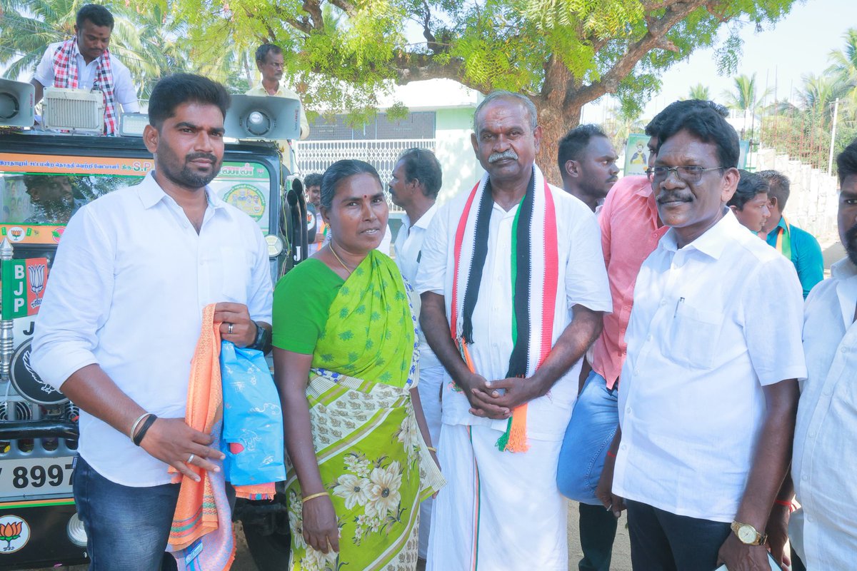 bjp4radhapuram's tweet photo. முலைக்காடு பகுதியில் நடைபெற்ற பிரச்சா��த்தில், ராதாபுரம் தொகுதி பாஜக வேட்பாளர் எஸ்.பி. பாலகிருஷ்ணன் அவர்களுக்கு மக்கள் பேராதரவு!
அதன் பின் தேவாலயத்தில் பிரார்த்தனை செய்து மக்கள் நலனுக்கான உறுதியை வெளிப்படுத்தினார்.
முடிவு ஒன்று தாமரை! 🌸

#bjp #bjpradhapuram #radhapurambjp https://t.co/WRR4OYrdKY