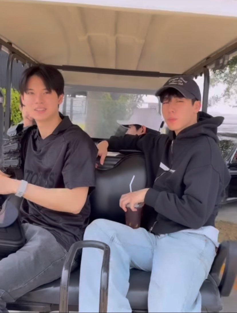 1.พี่วอร์ใส่เสื้อแบรนด์ Anwyll
2.ขาแอบชนกัน
3.นั่งข้างกัน

สาววายตบเข่าฉาดดดดด!!!!! 🌚🌝