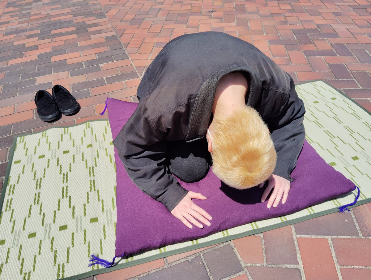 先程、都留文科大学落語研究会 青空アピール終了いたしました！
天烈亭奇りん による落語
LE SSERAFIM による漫才でした！
18:30〜 (6406教室)の部活別説明会にも、どうぞご参加ください！