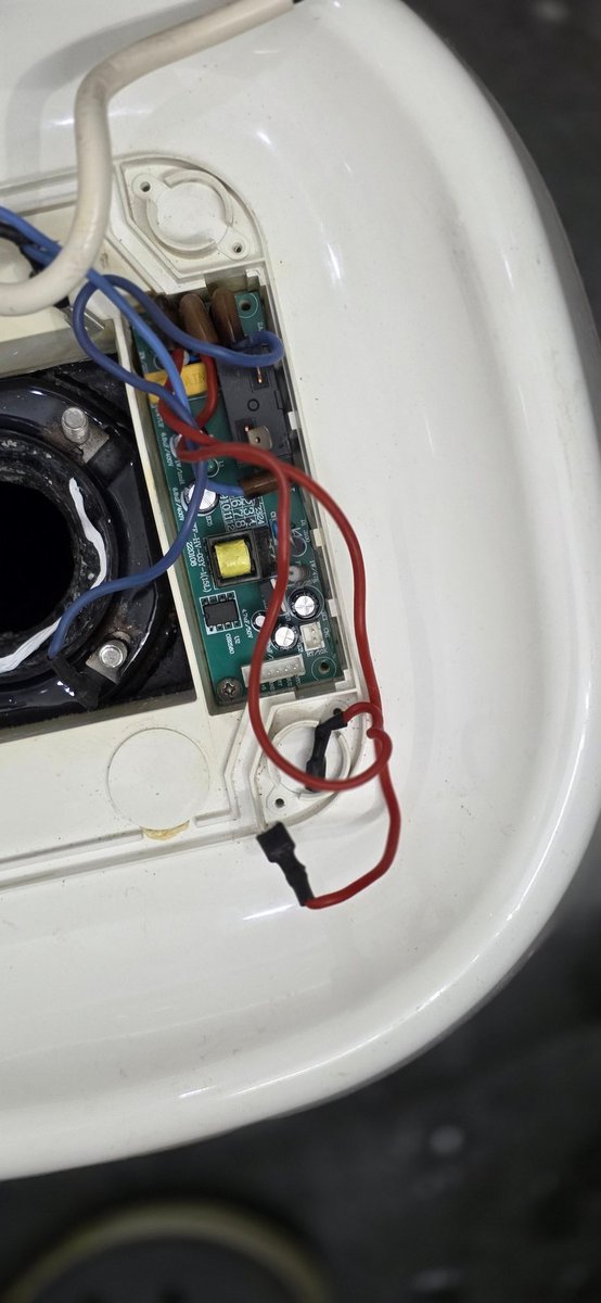 kunal4kishore's tweet photo. Technician visited today without parts.again a delay! 
Can you clear a few doubts of mine ??
1. part being changed had burnt wires.again rhe burnt wires are used .who will be resposible if anything happens to geyser? https://t.co/16ZnLaMok0
