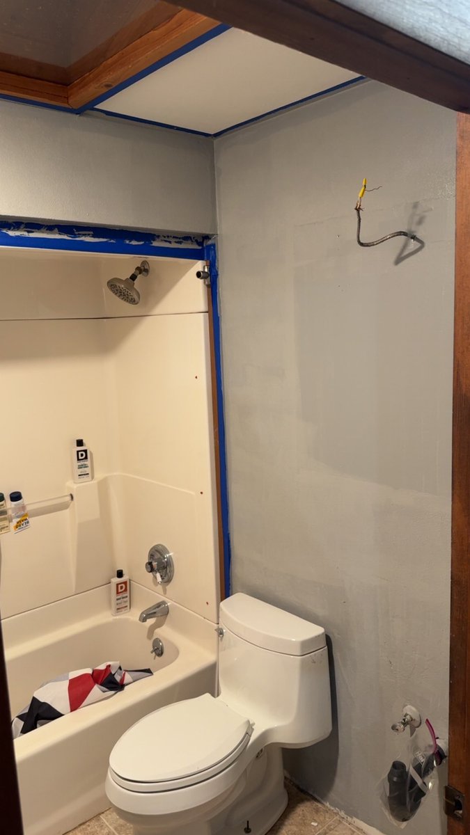 Billybadass08's tweet image. Bathroom is painted!

Out with the violet &amp;amp; In with the Gray!

Black vanity &amp;amp; medicine cabinet 

Brush nickel fixtures 

#home #renovations