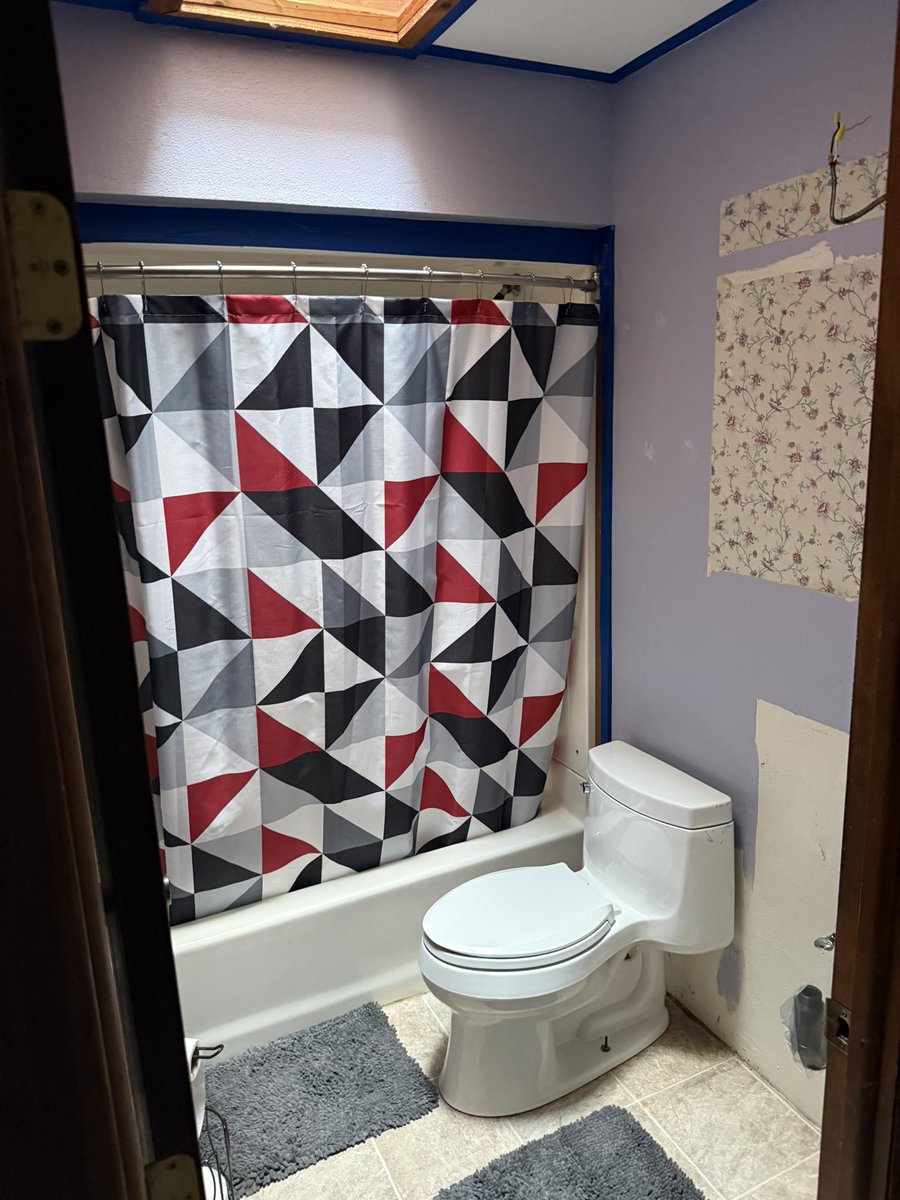 Billybadass08's tweet image. Bathroom is painted!

Out with the violet &amp;amp; In with the Gray!

Black vanity &amp;amp; medicine cabinet 

Brush nickel fixtures 

#home #renovations