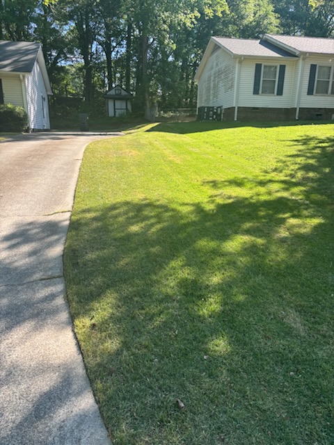 palmettolawn's tweet photo. Fresh cut Friday in the Upstate! Nothing beats that clean edge against the driveway. How's your lawn looking after all this spring rain?

#GreenLawn #PalmettoLawn #YardWork #GreenvilleSmallBusiness #LawnMowing #LawnCare #HomeGoals #GrassCut #NatureLovers #LawnSpring #SpringYar... https://t.co/jlc2mBkkMy