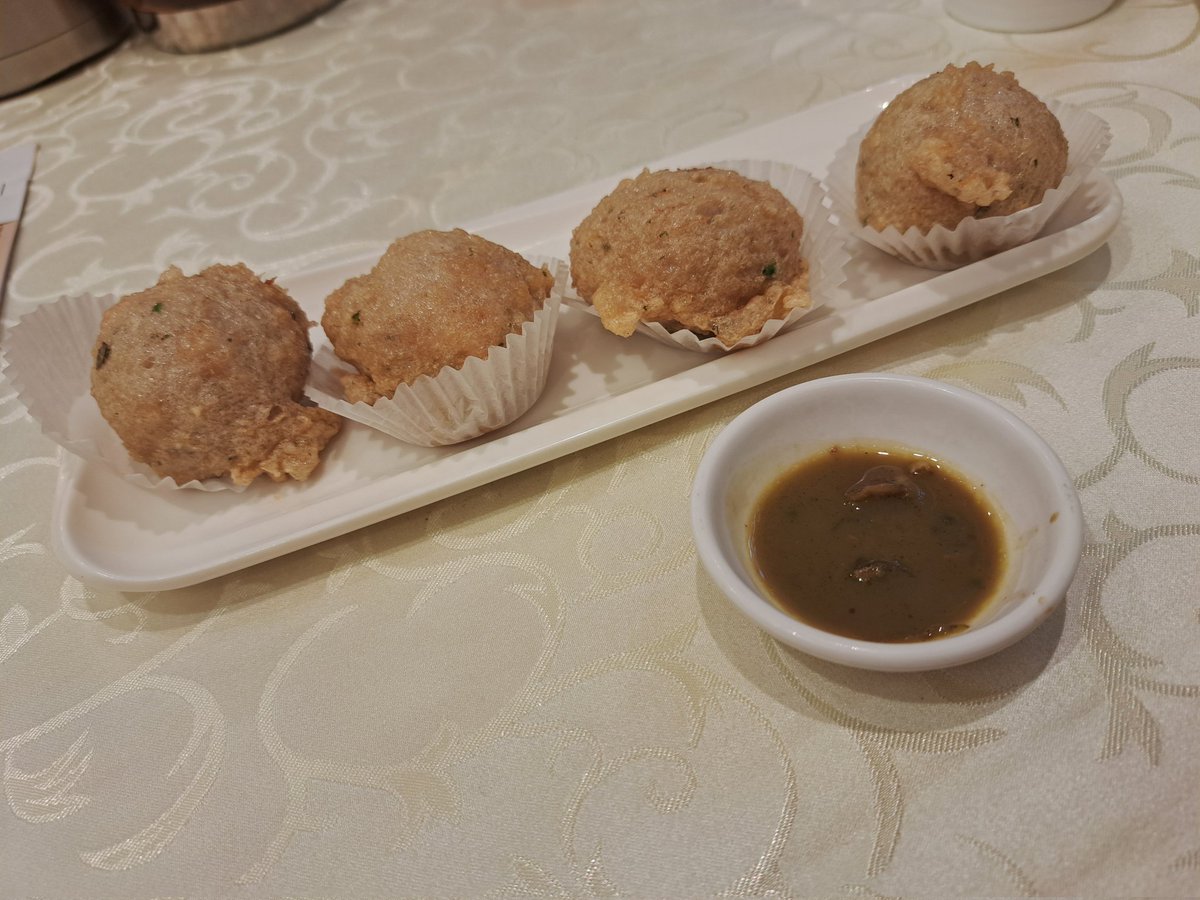 Cartwright_Four's tweet image. Deep-fried Diced Fish Balls (x four) with clam sauce (without clam 😒): quite good

Pan Fried Pork with Leek Dumplings (x six): just lukewarm. Should have sent this back to the kitchen 😒

Steamed Chicken with Mushrooms, Fish Maw: quite good

#restaurants #Markham