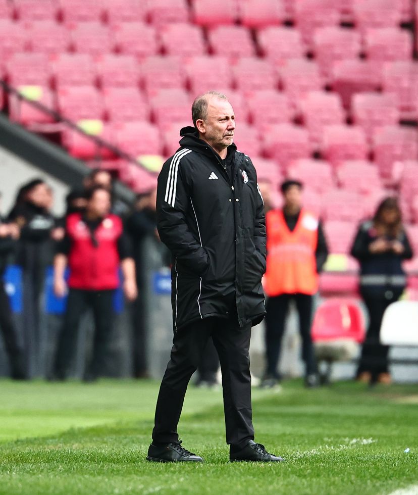 Turgay Demir: "Beşiktaş, önümüzdeki sezonu hatta sezonları kurtarmak istiyorsa bugünden tezi yok yeni bir teknik direktörle anlaşmalıdır. Yarın çok geç olabilir... Manzara gayet açık; oyunu okuyamayan, yanlışlarında inatla ısrar eden Sergen Yalçın ve avanesinden ne köy olur ne de