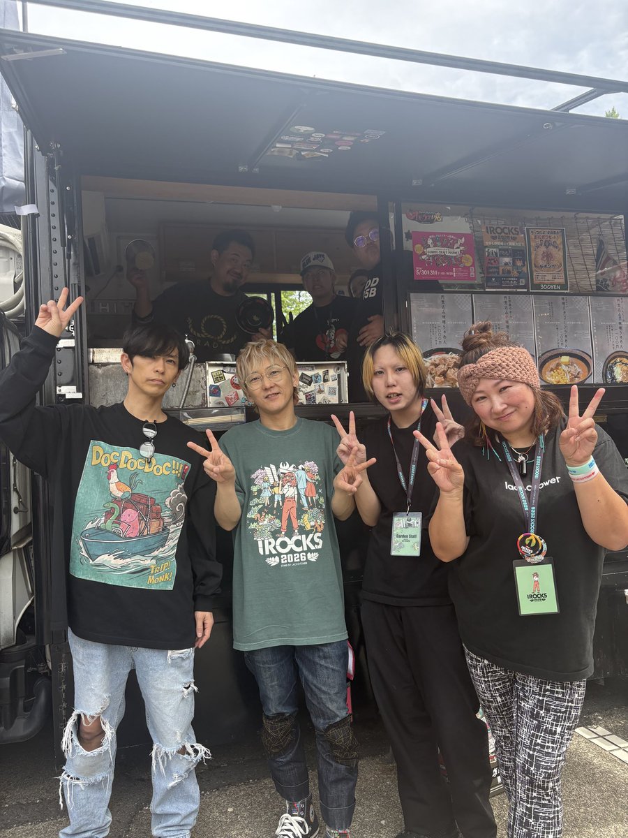 joshusanzokumen's tweet photo. 切れ目の先に見える光を

IROCKS2026
今年も参加させていただき
ありがとうございました

ラッコタワーさん
これまでに本当に色々とあって
たくさん乗り越えてきて
そしてまた

私は
どうしてなんでって
大大坊のお店で大泣きしてしまい
主人があわてて駆けつけて
主人も泣き崩れた

人生は人それぞれだけれど
どうしてここまで
試練をあたえるの？と
空に向かって叫んだ

IROCKS2026を迎えるにあたり
計り知れないご苦労があったと思う

私たちは内部にいるわけではないから
詳しいことはわからない

だから
私たちができること
それは
IROCKSをおいしいで
盛り上げることだと

キッチンカーのみなさんも
日々忙しいなか
コラボメニューを考えてくださって
当日お客様も限定を片手に写真を
とって笑顔で

とても素敵な空気だった

大大坊のスタッフも
7名と大人数で
本当はここまで人数必要は
ないのだけれど
この空気感や
お客様をおもてなしするさまざまな
配慮など
体で感じて欲しかったから
これるスタッフをみんな呼んで
しまったの
人生でとっても重要な2日になるはず
だから

ラッコタワーさんのご配慮で
キッチンカーのみなさんも
LIVEをみることができた

ざわざわしながら
わくわくしながら
照明が暗くなる
そこで思う
今年も無事に出店が終わった
あとは楽しむだけだと

この後は
ご想像通り
ノリノリのはしゃいで

そして
メンバーさんのコメント
飾らない
今、そのままを
とっても人間らしくて
そして苦しくももがきながらも
今があること

今を生きることは
簡単ではない
後ろを向くことは簡単
でも自分に正直でありたい
隙間の空いた距離を
それも受け止めながら
手を一生懸命にのばして
前に前にと

綺麗な言葉で飾ることは
だれにでもできる
そうではなく
あるがままを伝える
私はそれが人だと思うから

自分を重ねる
人として
どう？
と自分が私に問う

泣きながら
笑ってた

自分らしくでいいんだよね
また来年
ここへきて
私らしく走り抜けてきましたと
報告できるように

いってきます

また

よく帰ってきたね
あったかく優しい
この場所に戻ります

そのときは
どうか
また

おかえり
まってたよ

と

みなさんと笑い会えますように