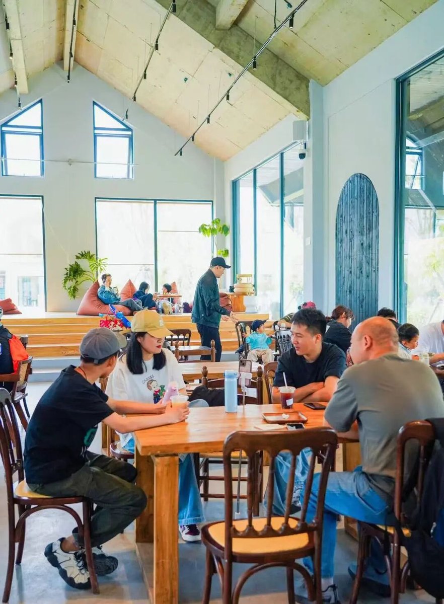 voiceofthecanal's tweet image. A bookstore without walls, hiding in trees and by the canal. 🏮 Xiuzhou's new #reading week just made "immersive" a whole new thing. Would you read here? 🌸
#countrysidevibes #Travel #read #books