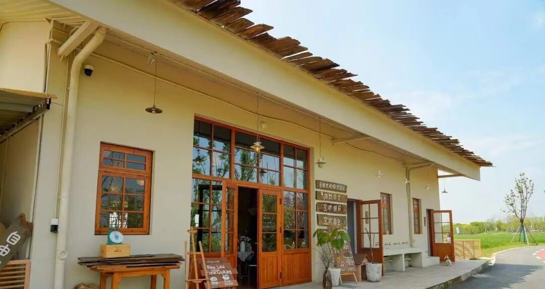 voiceofthecanal's tweet image. A bookstore without walls, hiding in trees and by the canal. 🏮 Xiuzhou's new #reading week just made "immersive" a whole new thing. Would you read here? 🌸
#countrysidevibes #Travel #read #books