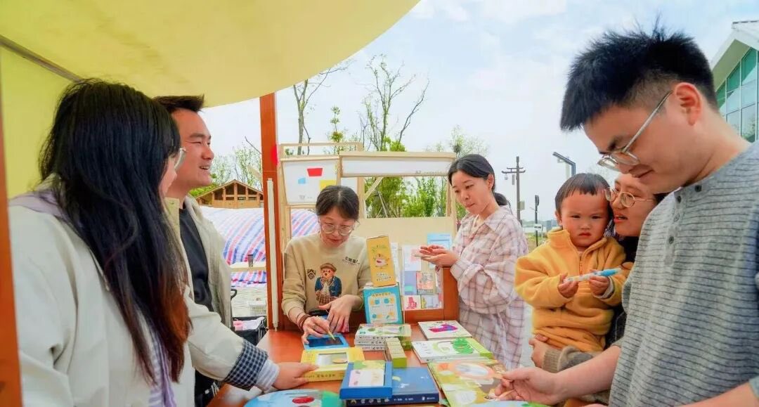 voiceofthecanal's tweet image. A bookstore without walls, hiding in trees and by the canal. 🏮 Xiuzhou's new #reading week just made "immersive" a whole new thing. Would you read here? 🌸
#countrysidevibes #Travel #read #books