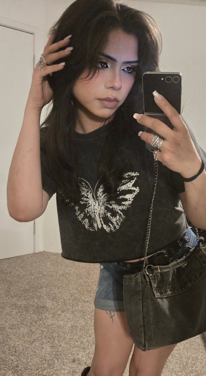 LDR_ZEKE's tweet image. Old, pic still cute. 

#femboy #makeup