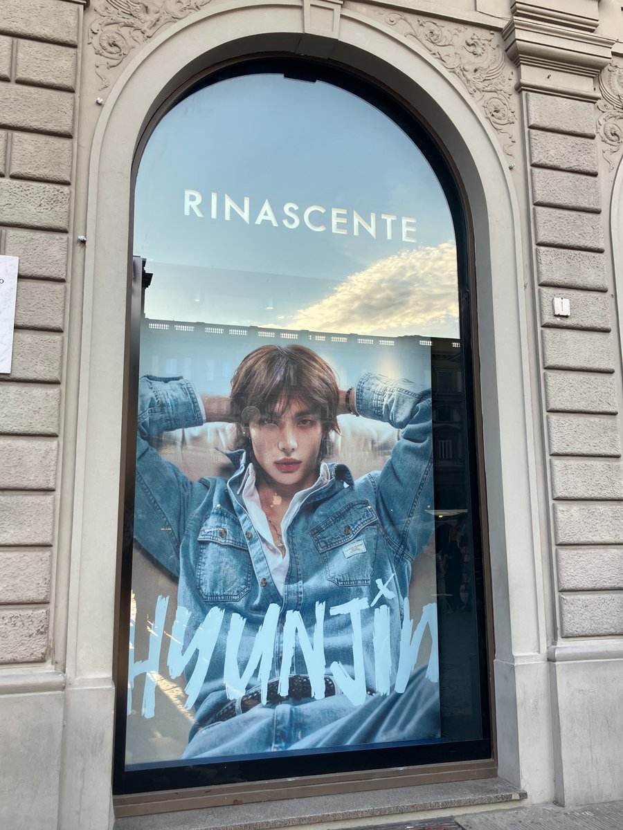 NotesHyunjin's tweet photo. A friend is going on vacation in Italy and she shared this beautiful picture of GUESS Hyunjin. https://t.co/mxcvhkuEsl