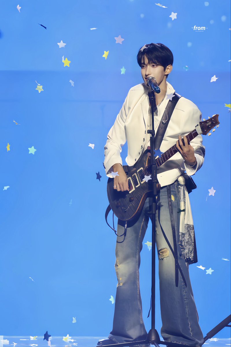 From_Ho5hi's tweet image. 260419 DxS SERENADE 소야곡 Day3

오늘도 겸이 머리에 내려앉은 별 하나 ⭐️

#도겸 #DK #DOKYEOM #세븐틴
#SEVENTEEN #ドギョム #이석민