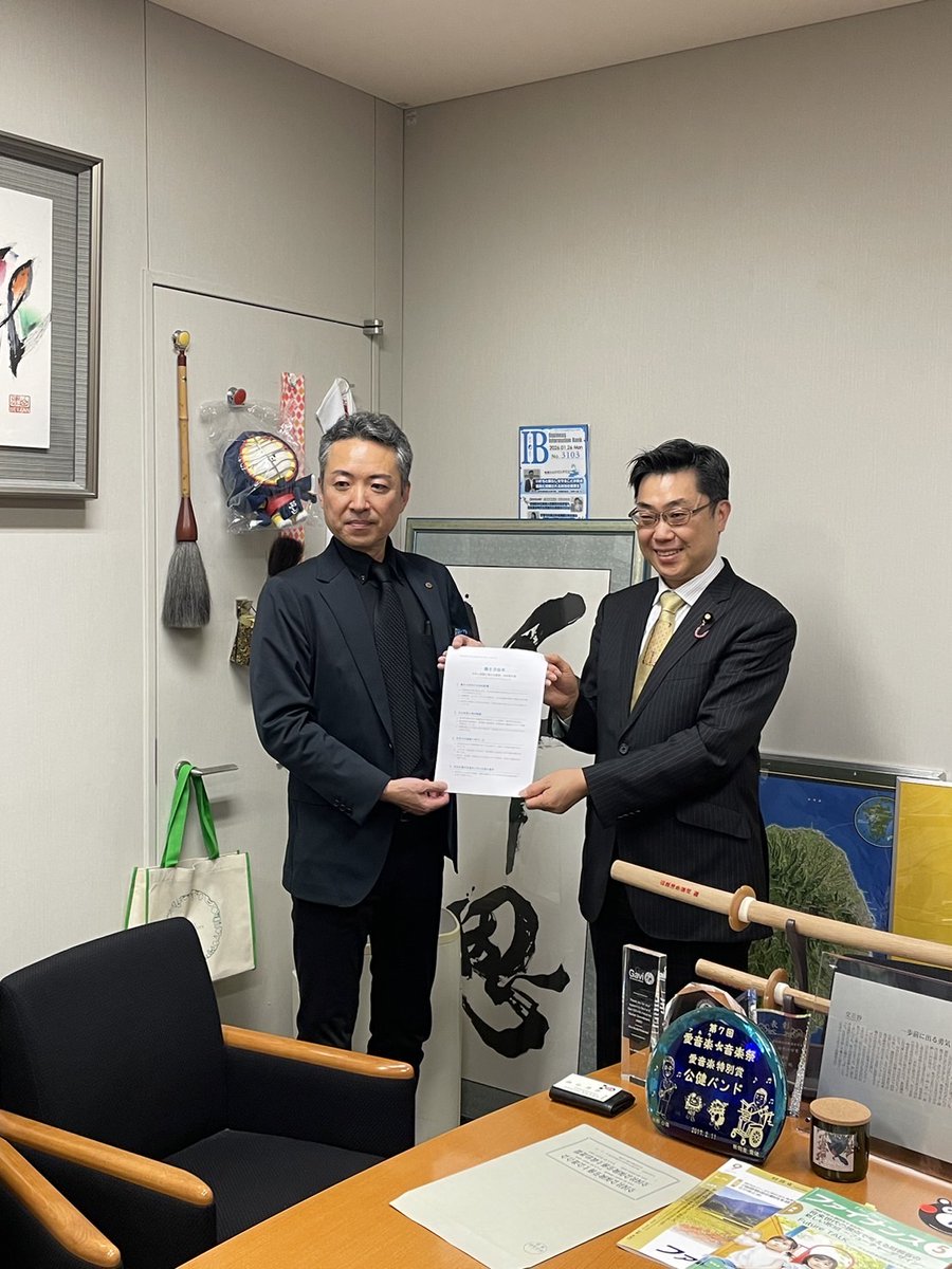 福岡県社会保険労務士政治連盟の坂口大輔会長（全国副会長）はじめ皆様には、お忙しい中をお引止めしてしまい、ご指導を賜りましたこと、本当に有難うございました。
お役に立ってまいります‼