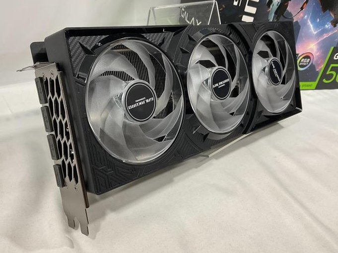こんにちは じゃんぱら大阪本店のKです‼

人気のハイエンドグラボ🎮
🔥Nvidia RTX5080 が入荷しました🔥

GALAKURO GAMINGから出ているモデルで
大型クーラーがしっかりと冷やしてくれます✨

使用感もそれほど無く綺麗な状態です
RTX5080を探している方は是非ご検討ください。