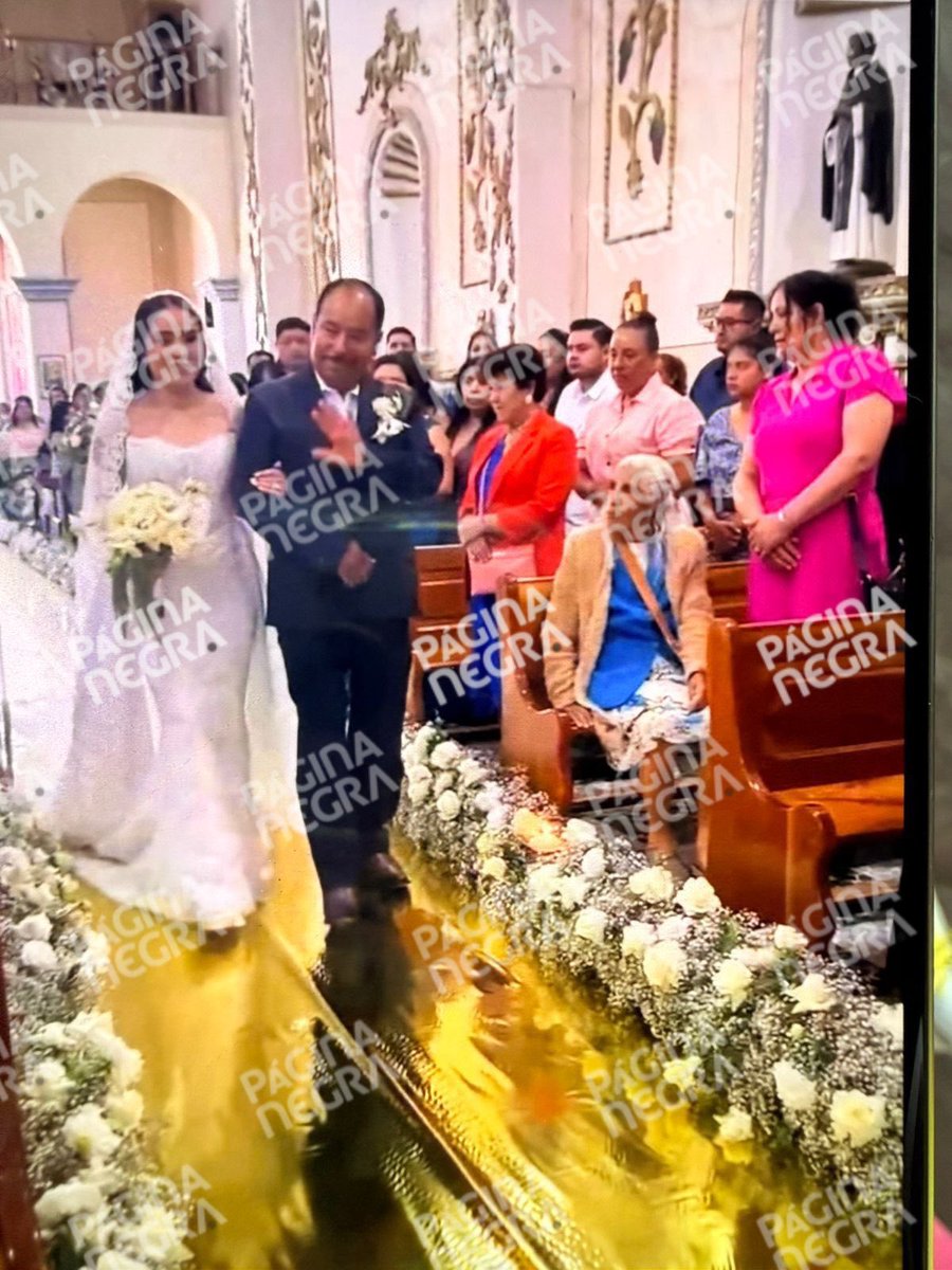 👰‍♀️Así fue la boda de Ana Lira, la hija de “El Moco” en la Iglesia de San Joaquín en Tomatlán, Puebla.
Tiraron la casa por la ventana…
Y mientras él celebraba, a su socio, “El Bukanas” lo presentaban ante la <a href="/FiscaliaPuebla/">FGE Puebla</a>.
🕵🏽‍♂️Como historia de “El Padrino”.