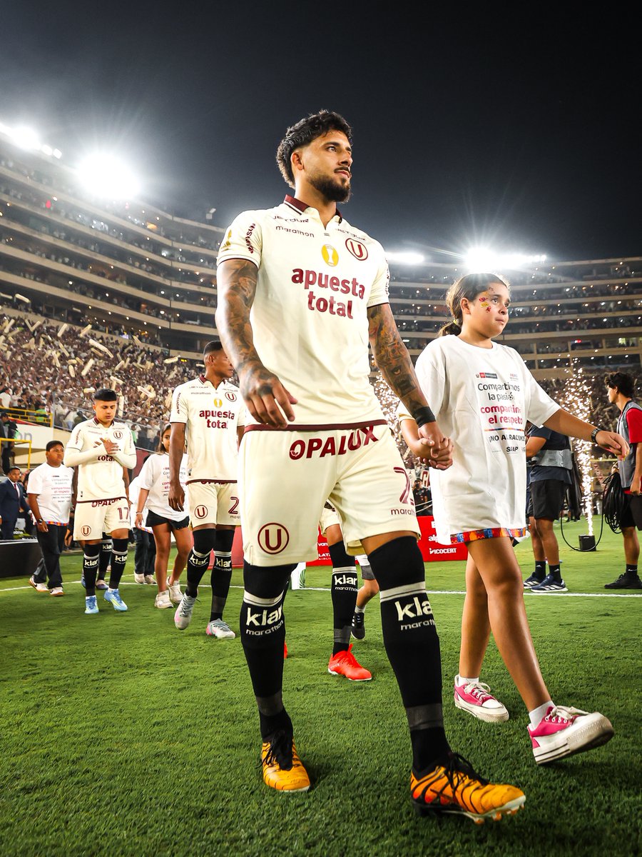 PizarraCrema's tweet photo. Párrafo aparte para este señor, que en tres meses entendió todo lo que significa ponerse esta camiseta. El único que siempre, pero siempre, va para adelante mientras otros se esconden. Honor, Caín Fara. https://t.co/PTZCSK00o6