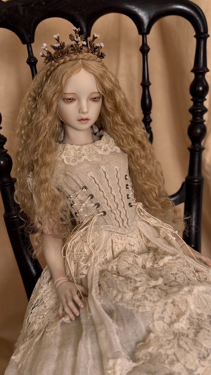 この度【Doll’s Closet】に出品される陽月さんの新作ドールのお衣裳を担当させて頂きました。

今回は〔人形×ファッション〕がテーマという事もあり、主宰であり共通の友人でもあるVelvet Knotさんにご縁を繋いで頂き、特別にコラボが実現しました。

私も美しいこの子に会えるのが本当に楽しみです⁂