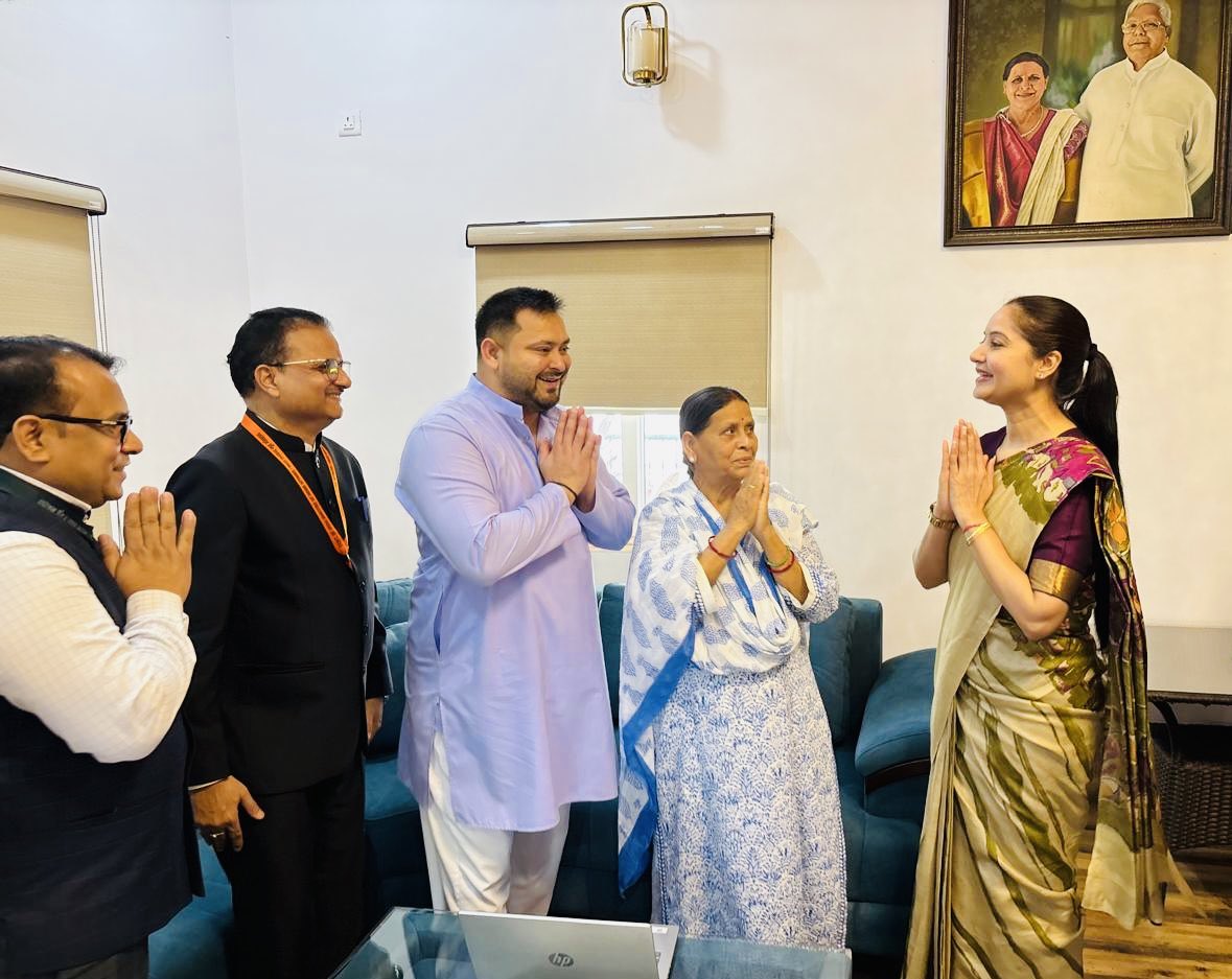 travellingjeevi's tweet image. बिहार के नेता प्रतिपक्ष और RJD नेता Tejashwi Yadav ने टीकाधारी और चोटीधारी ब्राह्मण अधिकारी के हाथों जातीय जनगणना में अपना विवरण दर्ज कराया।

 #CasteCensus